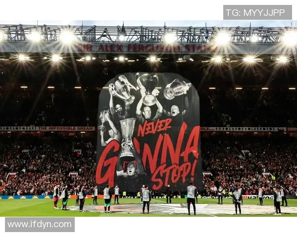 鲁尼离队后首次回归老特拉福德，球迷热情欢迎